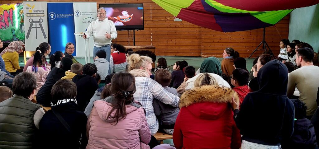 Prof. Dr. Grönemeyer mit zuhörenden KIndern.