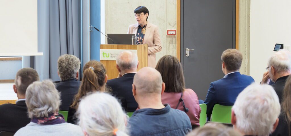 Ministerin Paul bei ihrer Rede und Publikum